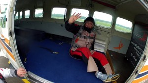 BJ Scott saute en parachute, dans l'avion