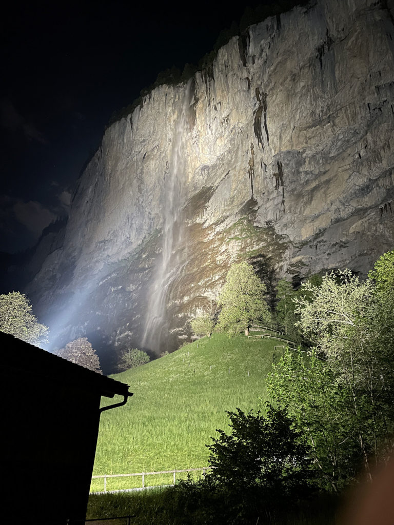 Falaise éclairée la nuit à Lauterbrunnen